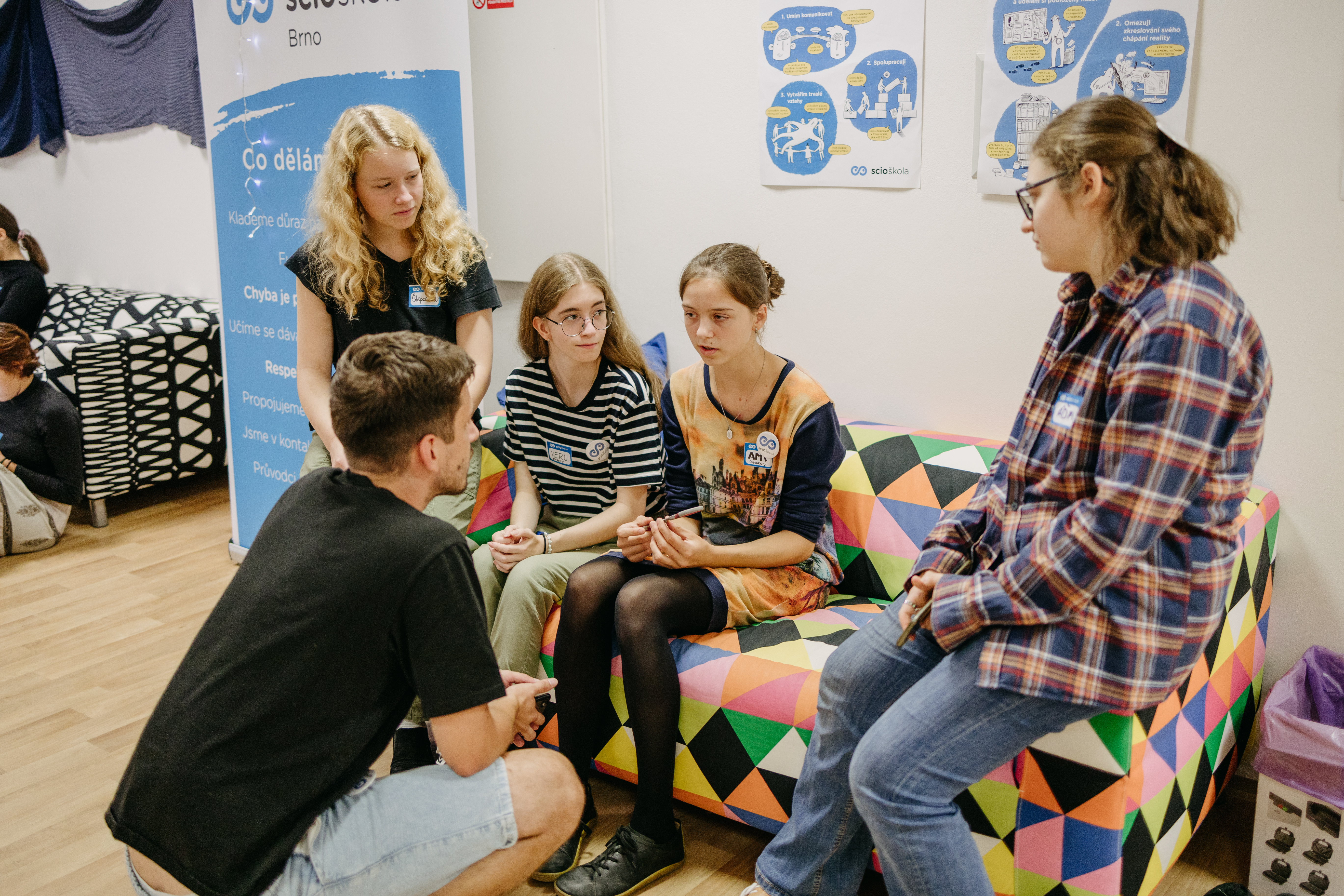 Studenti vedou diskuzi